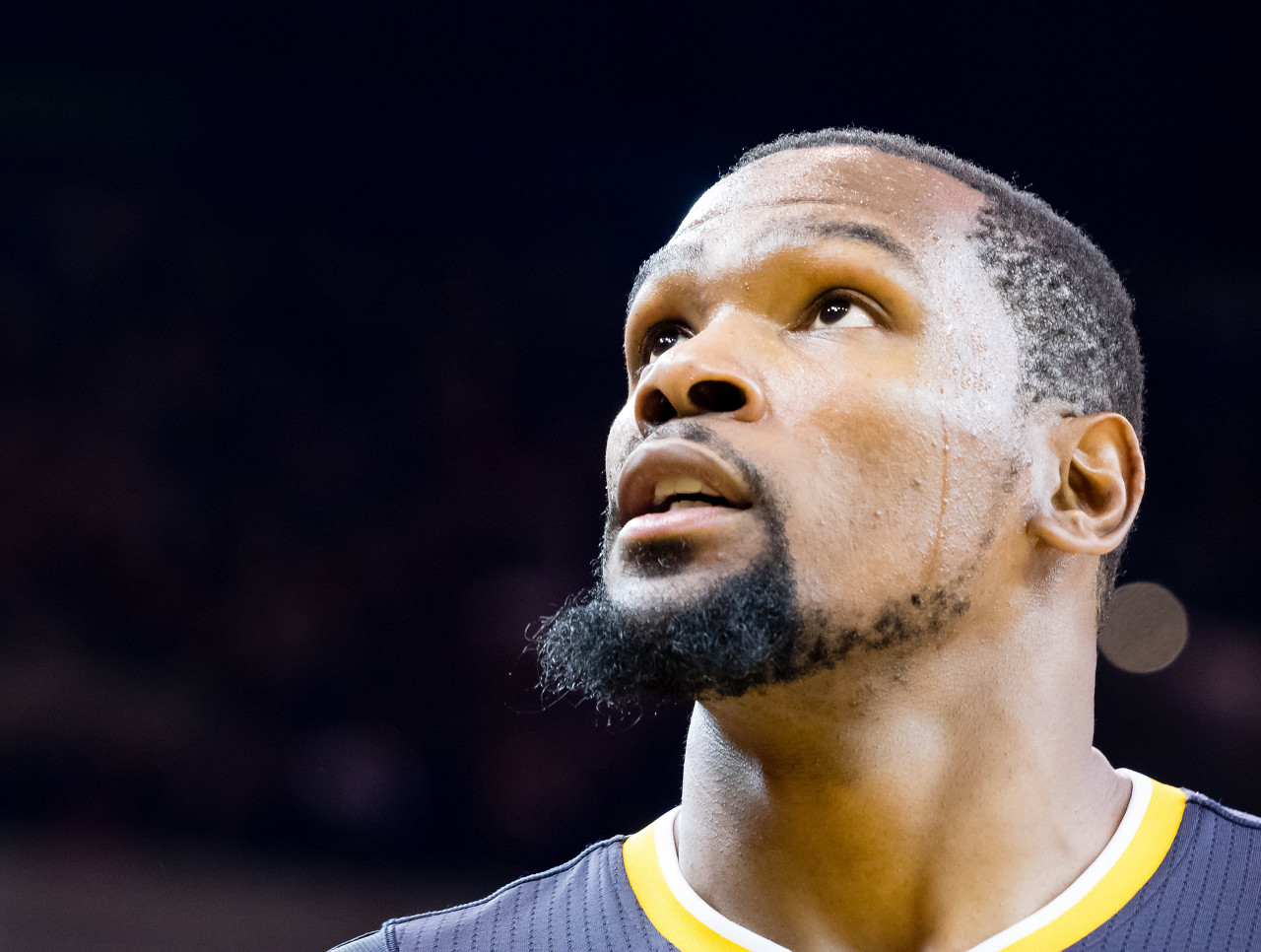  杜兰特在曼联比赛中逆转，回归赛场引发热议！