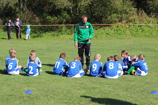 世锦赛四强战对决在即！曼联演练定位球，山东泰山密集防守应对